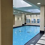 Home Stay - Room With Yonge Street View And 3 Star Hotel Amenities