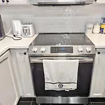 Stylish 1Br Condo With Balcony, Parking In Down Town