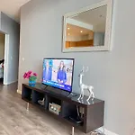 Million Dollar Lake-View - Harbourfront Spacious 2 Bedroom- 2 Bathroom Condo Across The Lake With Stunning Lake View With Free Parking!