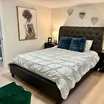 Renovated - Private Entrance & Kitchen - 1 Bedroom