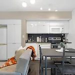 Great Location Near Rogers Centre & Parking