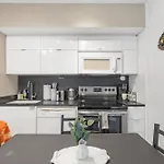 Great Location Near Rogers Centre & Parking