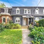Brand New Luxury 5 Bed Oasis In The Heart Downtown