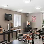 Econo Lodge Inn & Suites Downtown