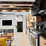 Trendy Parkdale 1-Bedroom Getaway W Free Parking
