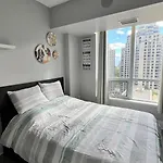 Home Stay - Room With Yonge Street View And 3 Star Hotel Amenities