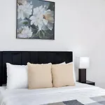 Bright Studio In Prime Downtown Location