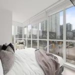 Elegant 3Br Condo W Parking In Toronto