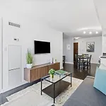 Sun-Filled Downtown Condo By Toronto\'S Sports Hub