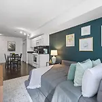 Sun-Filled Downtown Condo By Toronto\'S Sports Hub