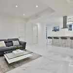 Comfortable Room In Toronto Next To Yorkdale Mall