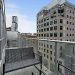 2Br 2Ba Suite With Sofa Bed By Financial District