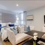 Casa Hotel Stylish Suite With Patio In Leslieville