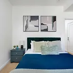 Luxury 2-Bedroom Oasis At College & Bathurst