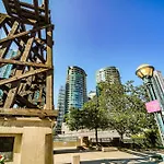 Chol Furnished Suites Heart Of Downtown Toronto, 2 Beds, Free Parking, Cn Tower View