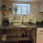 Charming Basement Suite With Private Entrance Near Subway, Koreatown & Uoft