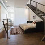 Applewood Suites - 2 Story Ossington Loft