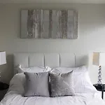 Applewood Suites - King & Spadina
