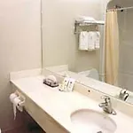 Howard Johnson By Wyndham Toronto Downtown West