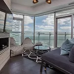 Applewood Suites - 3 Bdrm Luxury Lakeview