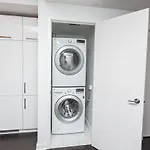 Applewood Suites - 3 Bdrm Luxury Lakeview
