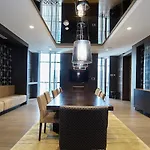 Red Maple Suites - Front Street