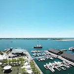 Queens Quay Lake View Apartment By Sts