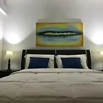 Queens Quay Lake View Apartment By Sts
