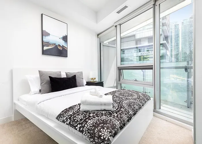 Luxury Condo Downtown Toronto Near Cn Tower With Parking