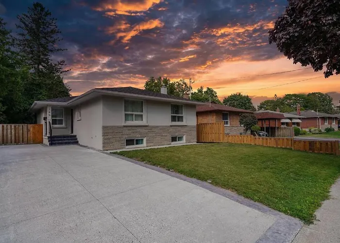 Luxury Villa In Toronto With Walkout Patio And Free Parking