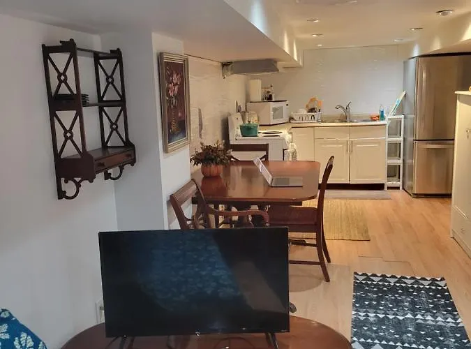 2 Queen Bedroom Apartment Upper Beaches