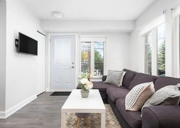 Very Cozy 1Br Townhome Apartment By Lakeshore!