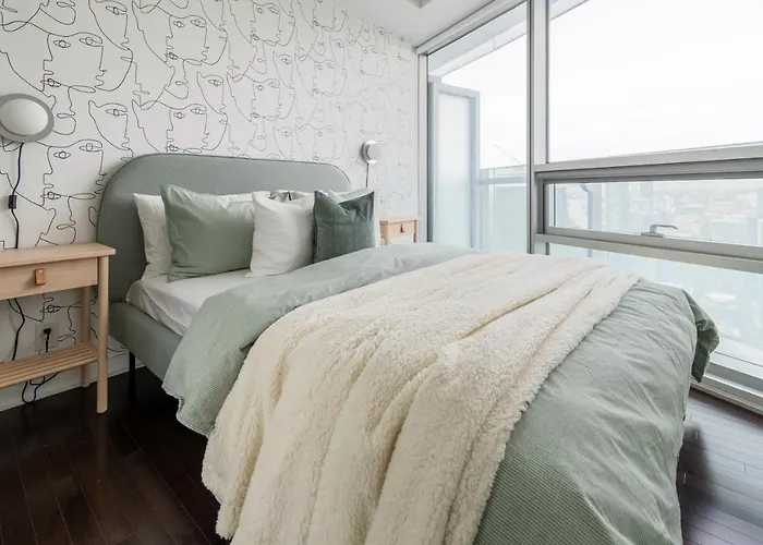 Downtown Toronto Condo Step To Cn Tower ,Scotiabank Arena .Union Station
