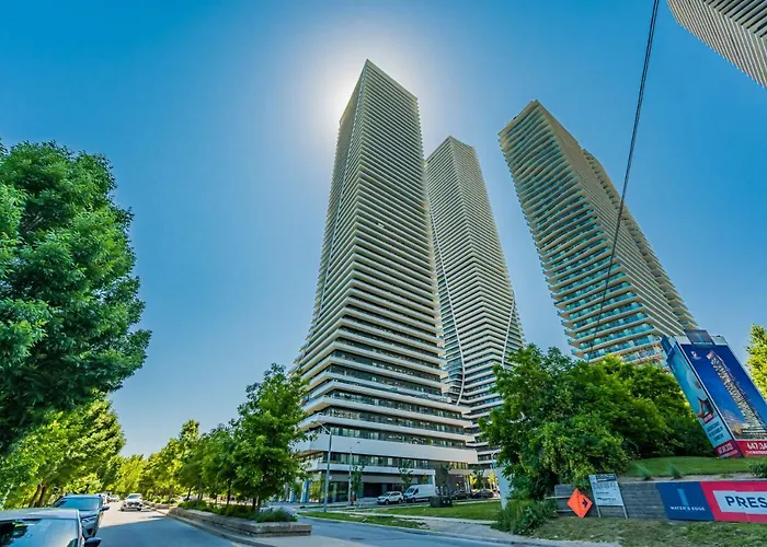Condo In Parklawn & Lake Shore With Free Parking Close To Airport
