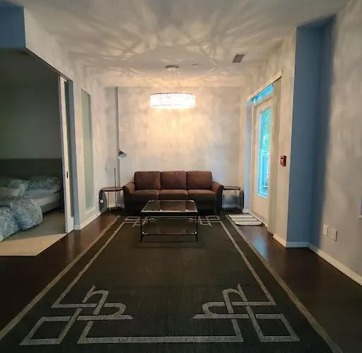 Luxury Lakefront Condo+Free Parking+Pool+Gym+Patio