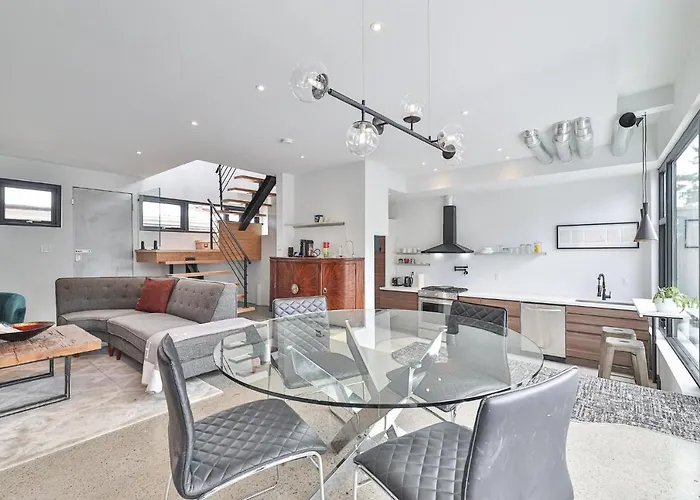 New Modern 1400 Sq Ft Coach House Near Everything