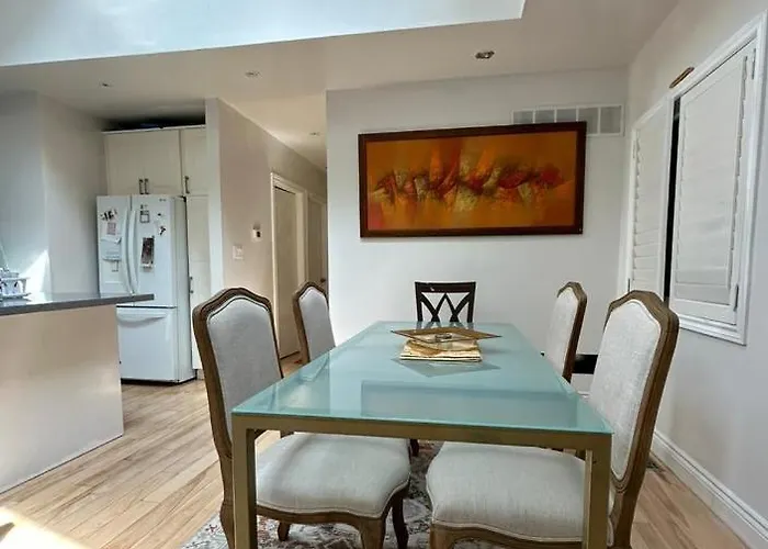 2 Bedroom Toronto Beaches Big Backyard