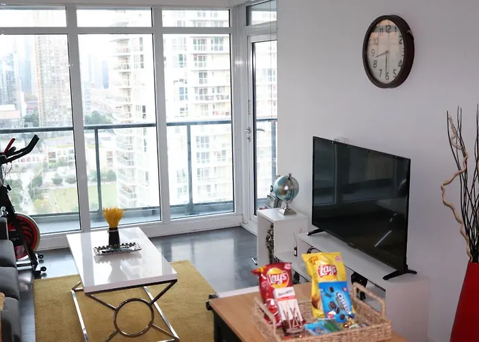 Luxurious Downtown Condo With Breathtaking Lake And Cn Tower Views In The Heart Of A Vibrant Neighbourhood