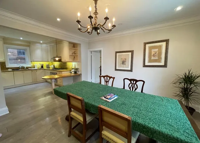 Private Suite In Forest Hill With Full Kitchen And Parking
