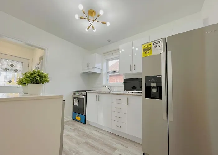 2B With Parking, 10Km To Toronto Downtown