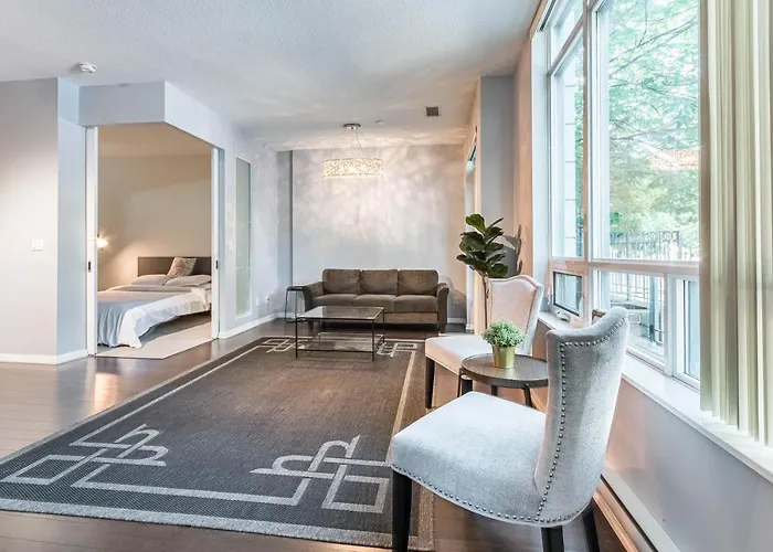 Spacious Lakefront Condo+Parking+Pool+Gym+Patio