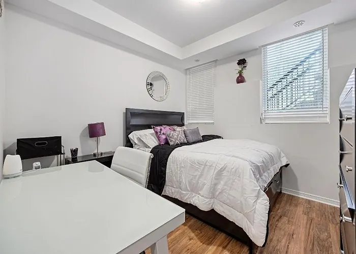 Beautiful Townhouse Near Yorkdale Mall, Wilson Subway