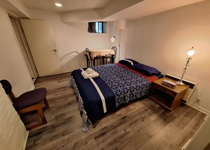Spacious Room Next To Subway Line 1 Midtown Toronto