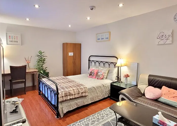 Mainfloor Spacious Room In Toronto