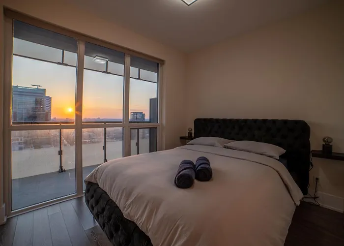 Luxury Condo W/Mesmerizing Sunset Views & Free Parking