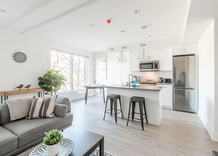 Spacious Apartment Unit In High Park North