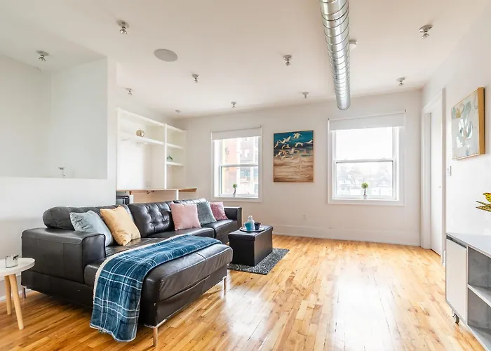 Modern 2 Bedroom Condo - Heart Of Leslieville