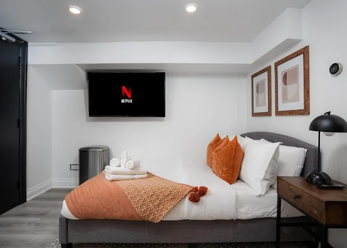 Chic And Cozy Studio In Trendy Parkdale & Parking
