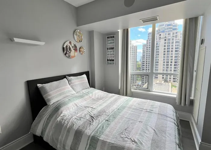 Home Stay - Room With Yonge Street View And 3 Star Hotel Amenities
