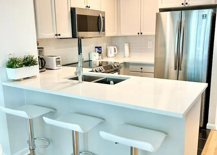 Stylish 1Br Condo With Balcony, Parking In Down Town